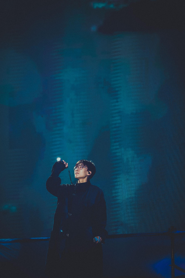 今年，王啸坤又回到了舞台上。  图片来自其微博