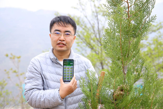 刘双明圆了“把手机上的树亲手种下”的梦