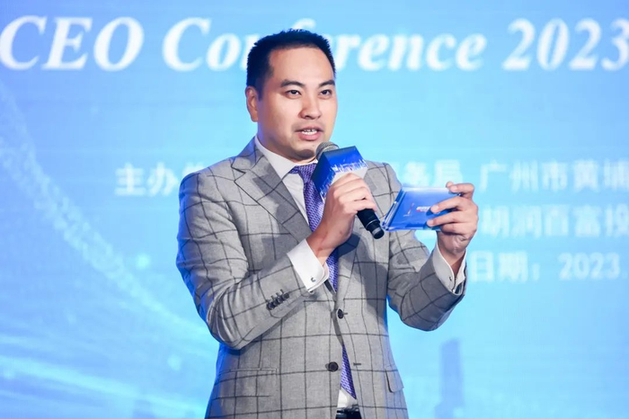 ▲胡润百富副总经理兼副出版人金钰盛主持颁奖仪式