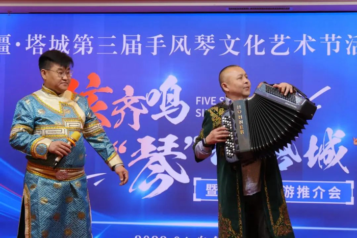 手风琴是塔城的一张文化名片，出现在各种推介活动中。尚杰摄