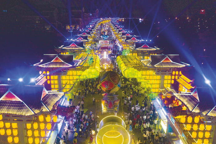 南宁:老夜市火热依旧 新街区别样精彩