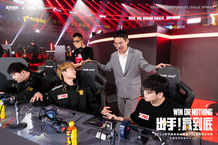 黄佳铭（右二）在比赛中与队员交流。  图/PEL和平精英职业联赛