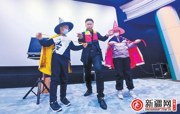 4月22日，魔术师张伟春与观众互动，一起表演魔术。 （全媒体记者李凯摄）