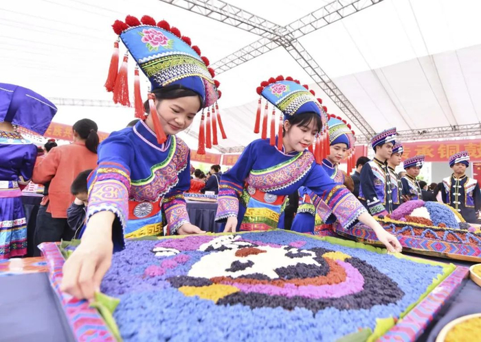 ▲4月15日，参赛选手在广西河池市大化瑶族自治县江滨文化广场摆放“五色糯米饭”参赛作品。（新华社记者黄孝邦摄）