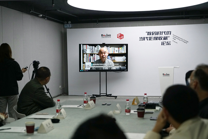 日本摄影家井上佐由纪、藤安淳分别通过网络将他们的作品捐赠给了多伦现代美术馆