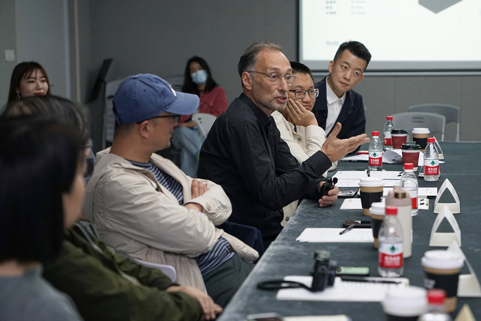 香格纳画廊创始人劳伦斯·何浦林（右三）发言