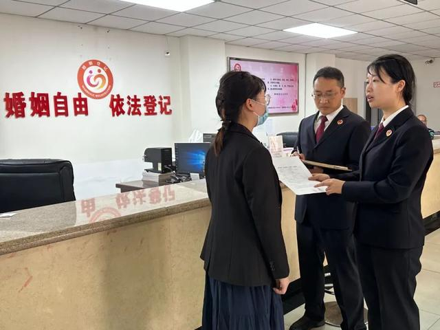 办案检察官与民政局婚姻登记工作人员就案件办理情况进行沟通。