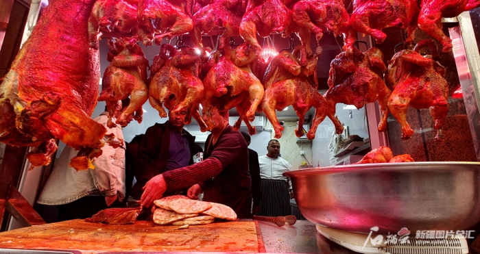 4月22日，乌鲁木齐市山西巷，处处可见新疆特色美食。石榴云/新疆日报记者 杨斌摄