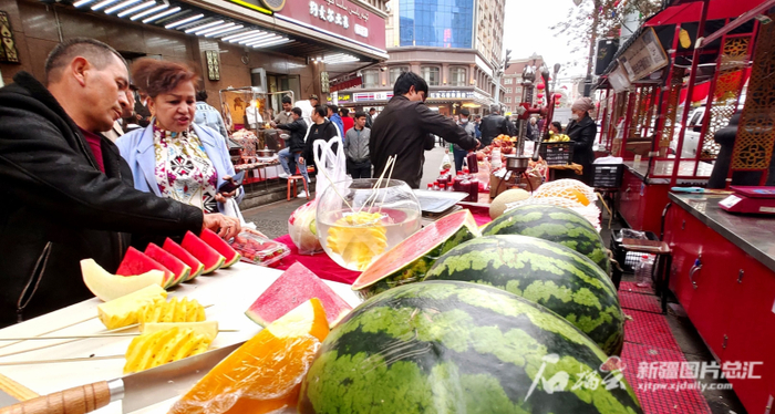 4月22日，乌鲁木齐市山西巷，各类果品映入眼帘，吸引了不少市民、游客购买。石榴云/新疆日报记者杨斌摄