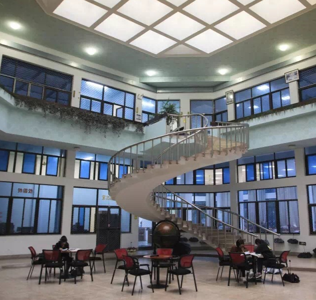 　▲金庸图书馆内部。图片来源 微博大V“读金”