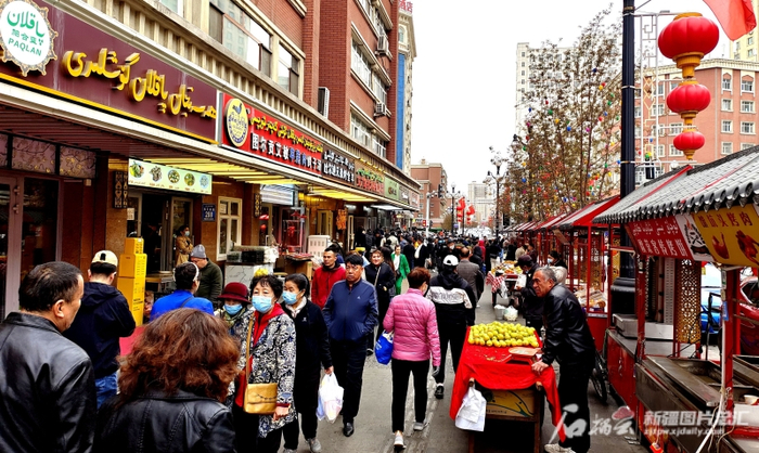 4月22日，乌鲁木齐市山西巷，人气很旺。石榴云/新疆日报记者 杨斌摄
