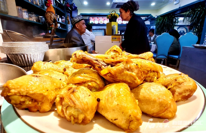 4月22日，乌鲁木齐市山西巷，处处可见新疆特色美食。石榴云/新疆日报记者 杨斌摄