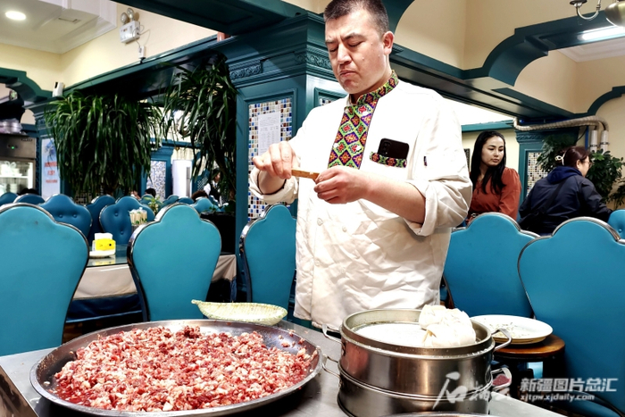 4月22日，乌鲁木齐市山西巷，饴阀贰餐厅工作人员正在包薄皮包子。石榴云/新疆日报记者 杨斌摄