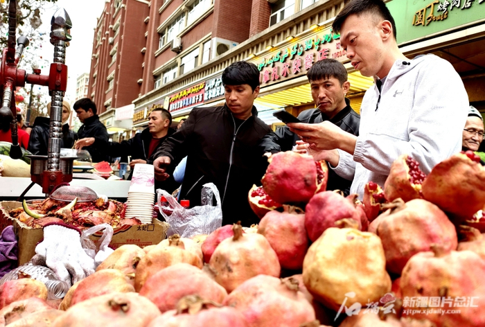 4月22日，乌鲁木齐市山西巷，石榴等水果品种丰富，吸引了不少市民、游客购买。石榴云/新疆日报记者 杨斌摄