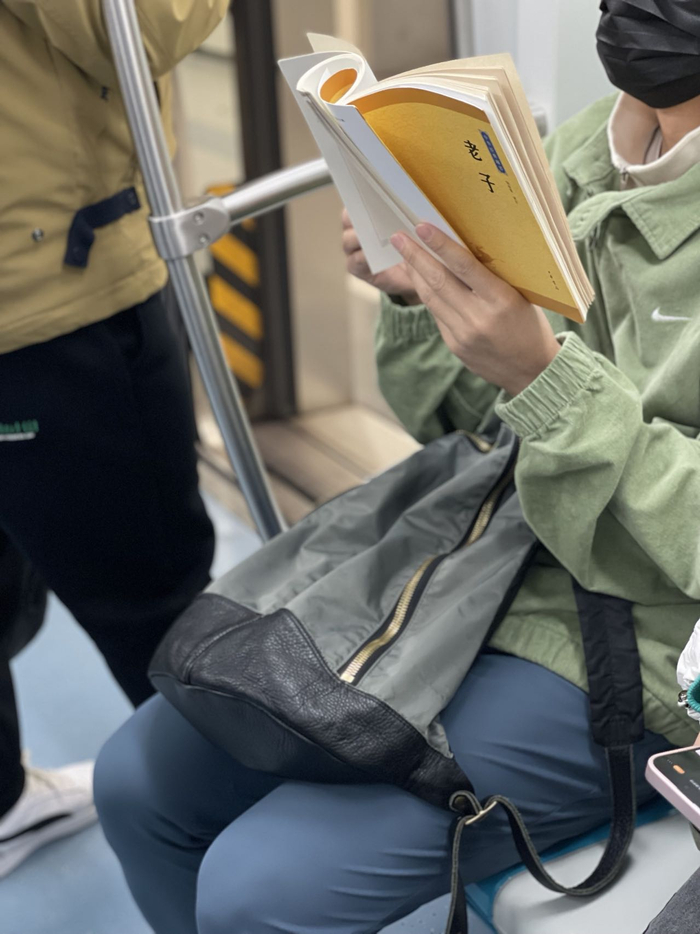 20230302。一个在海淀黄庄下车的读《老子》的年轻人。 