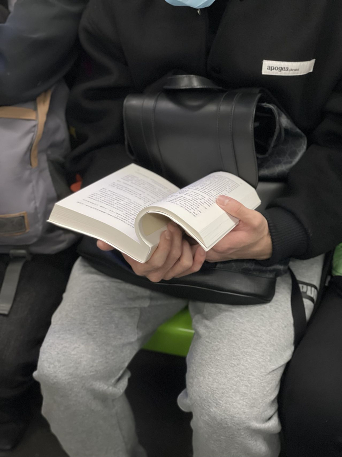 20221008。他和女友同行，偶尔交谈，大多时间在看书，是北京十月文艺出版社版《平凡的世界》。 