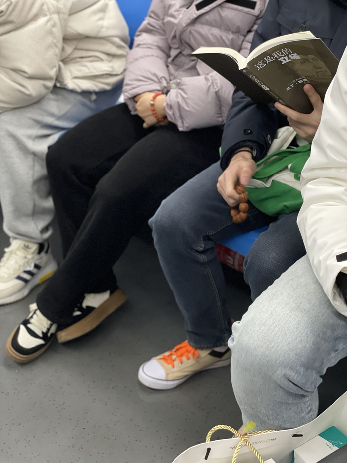 20230104。今日头疼出门晚，上车后一直在闭目休息，下车前看到他读《这是我的立场：改教先导马丁·路德传记》。 
