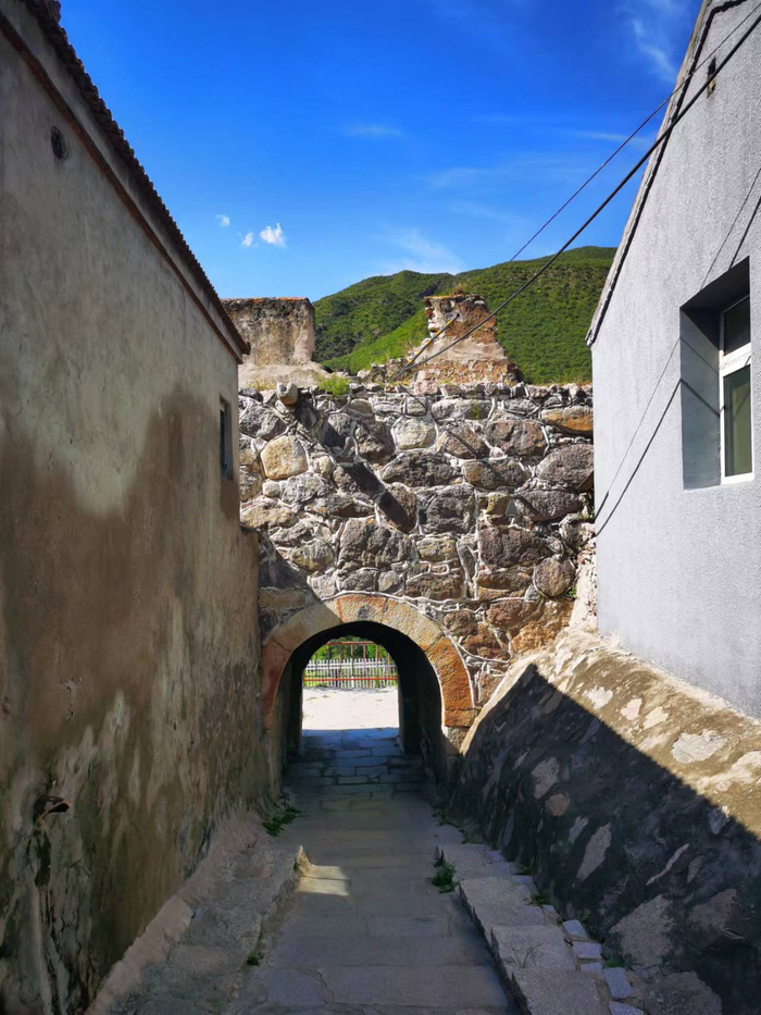 沿河城村，古城墙与民居。资料图片/新京报记者 王颖 摄