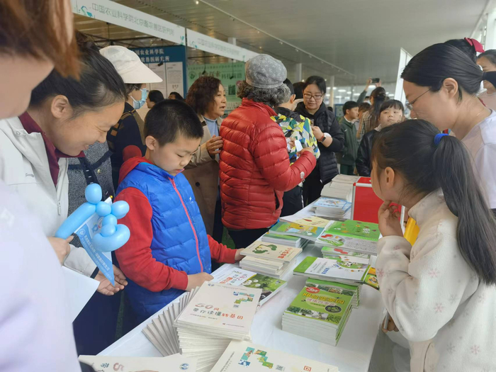 中国农业科学院第五届农科开放日活动上，现场发放的科普书籍。新京报记者 周怀宗 摄