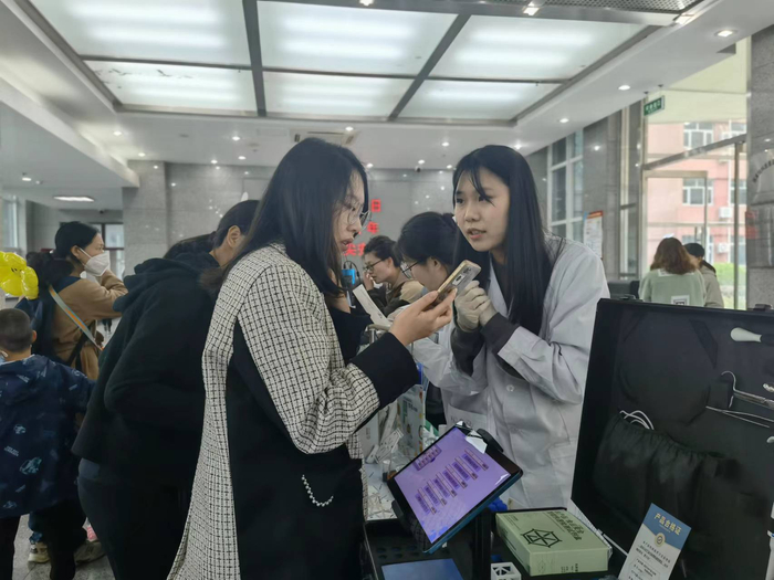 中国农科院农业环境与可持续发展研究所内，科研人员向参观者介绍快速检测技术。新京报记者 周怀宗 摄