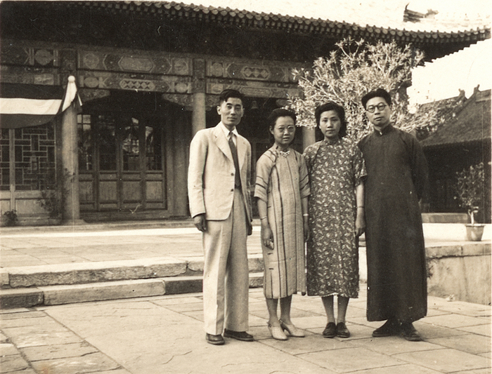 1943年，周祖谟与余淑宜（余嘉锡长女）结为伉俪，合影于辅仁神甫花园，左起：周祖谟，余淑宜，陈璧子，柴德赓。