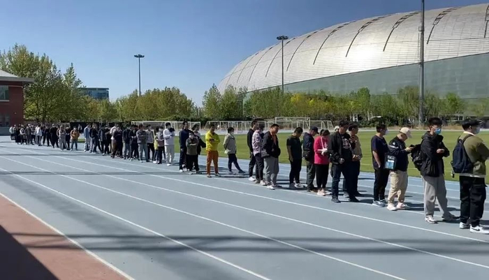 排队领取助威品的天津津门虎年票球迷。天津津门虎足球俱乐部供图