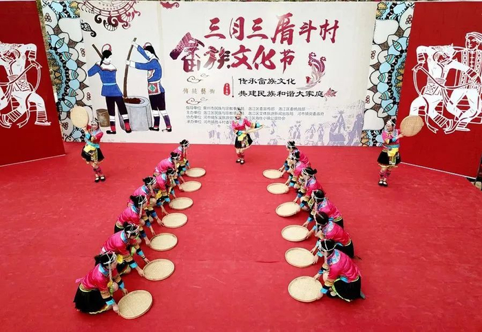 ▲2018年，首届厝斗村畲族文化节开幕式现场，身着特色民族服饰的舞者随乐而动。（新华网发林楷煜摄）