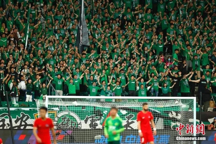 北京国安主场球迷。中新社记者 富田 摄