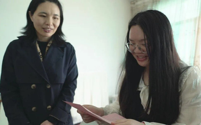 4月14日，吉林外国语大学老师来到彭小桐家中。  图源：吉林外国语大学公众号