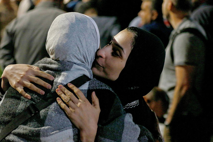 当地时间2023年4月24日，约旦安曼，从苏丹撤离的约旦公民乘坐军用飞机抵达军用机场，一个撤离后的拥抱。视觉中国 图