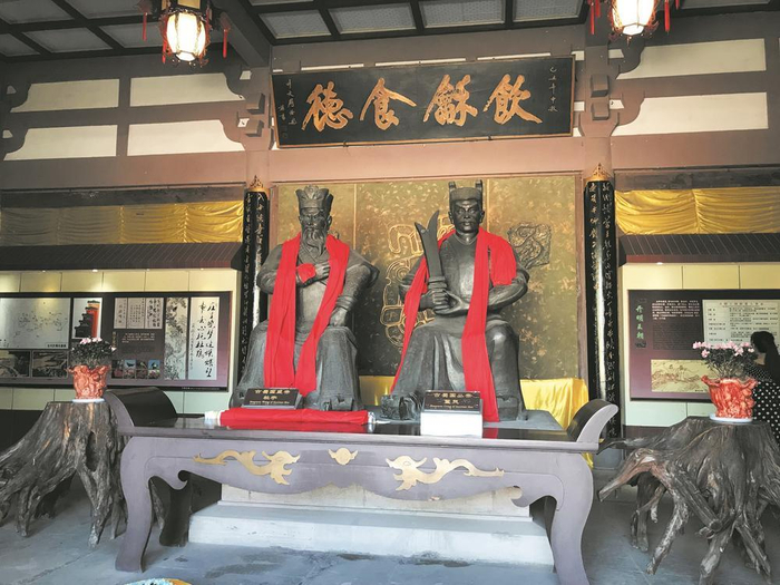     望丛祠内的杜宇像（左）和开明像