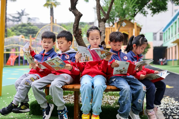 湖北省襄阳市艺术幼儿园的孩子们在“书香润心灵，阅读伴成长”读书分享活动上阅读。中国教育新闻网 付晓方 摄