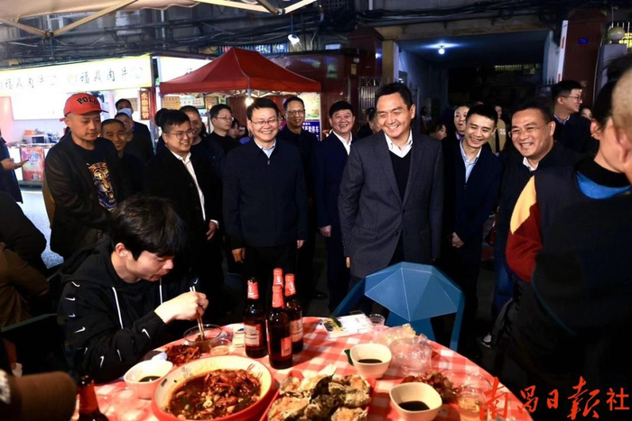江西省委常委、南昌市委书记李红军专题调研夜市经济发展情况。  南昌日报社 图