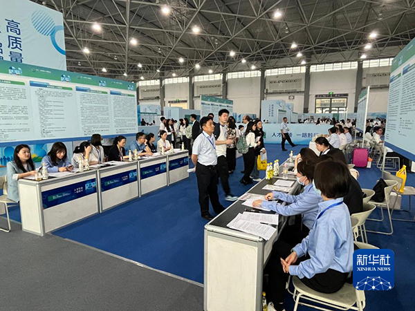 第十一届贵州人才博览会大型供需双选会现场。新华社记者 相文昊 摄