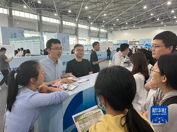 在第十一届贵州人才博览会大型供需双选会现场，应聘者在与招聘单位负责人进行交流。新华社记者 相文昊 摄