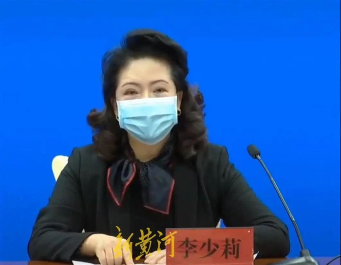 李少莉引起争议的着装