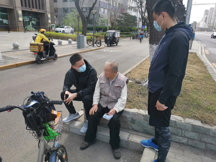 特警们陪老人聊天直到他的家属赶来。东城公安分局供图