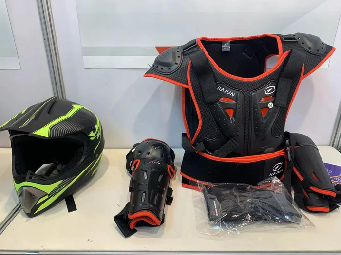 广东焕发车业有限公司的儿童头盔、防护服等产品
