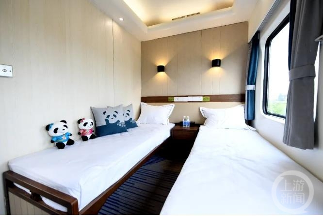 ▲“熊猫专列”豪华双人间有熊猫玩具。