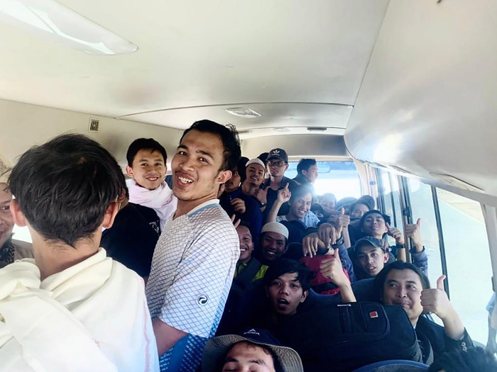 当地时间2023年4月23日，苏丹喀土穆，印度尼西亚公民乘坐一辆巴士，准备从苏丹撤离。澎湃影像 图