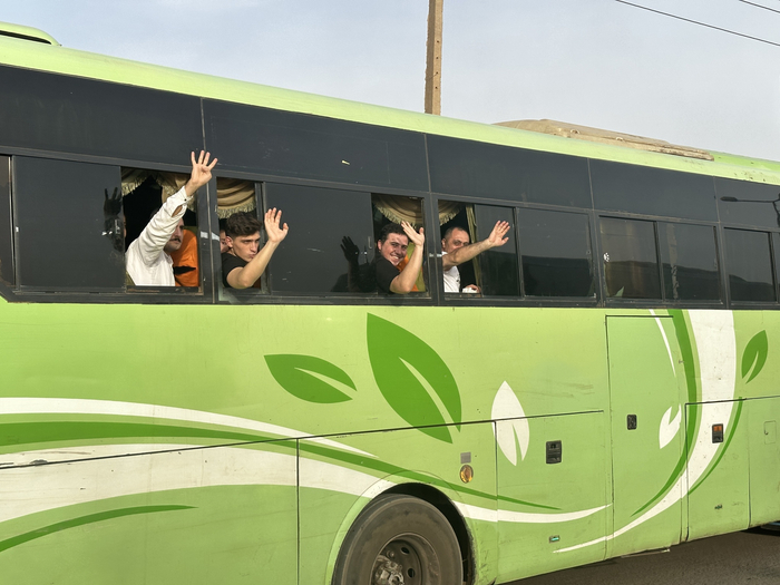 当地时间2023年4月23日，苏丹喀土穆，土耳其公民乘坐大巴陆续撤离。澎湃影像 图