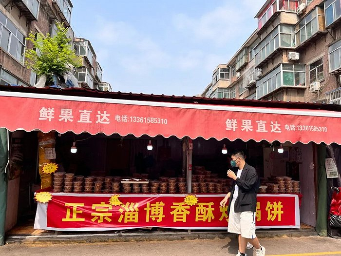 ▲ 水果店改行卖炒锅饼。图 / 每日人物摄