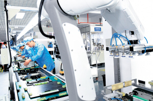 浪潮（云南）智能制造生产基地生产线。记者 杨艳辉 摄