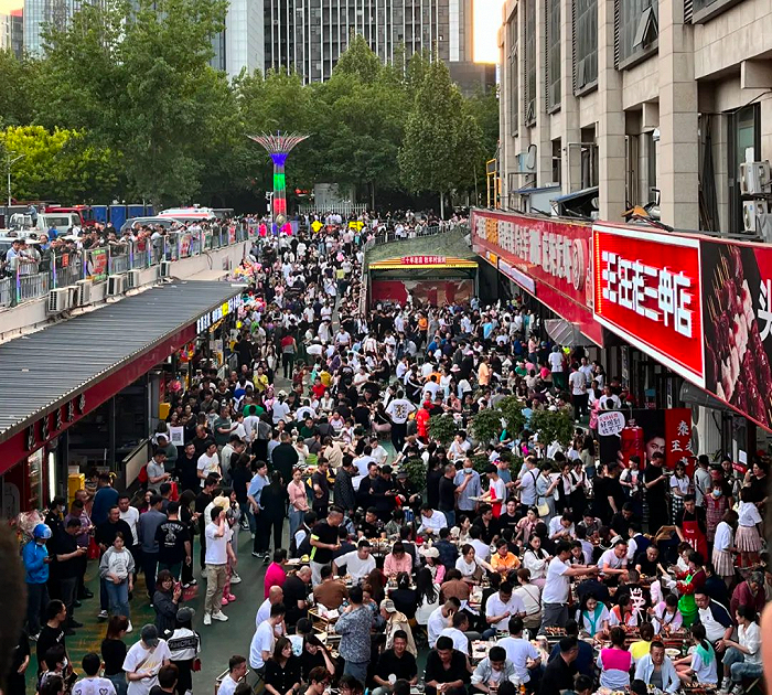 ▲ 人潮汹涌的牧羊街。图 / 每日人物摄