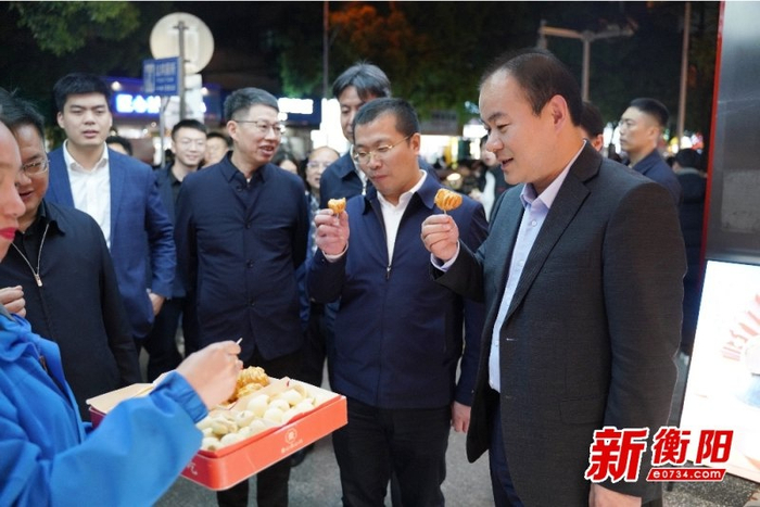 衡阳市长朱健深入高新区、蒸湘区、雁峰区调研夜间经济发展。  衡阳新闻网 图