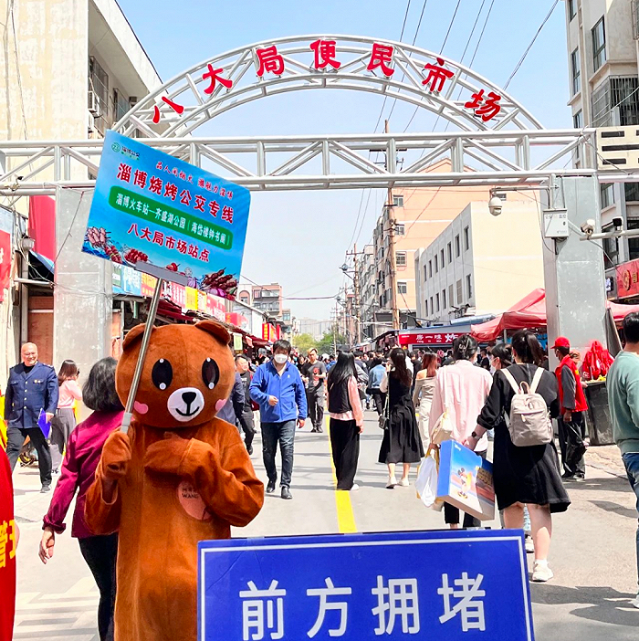 ▲ 八大局门口人流密集。图 / 每日人物摄