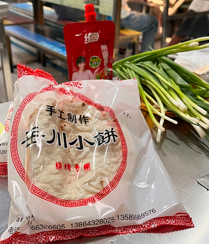 ▲ 淄博烧烤的“灵魂伴侣”小饼与小葱。图 / 每日人物摄