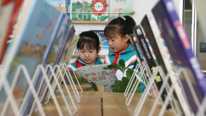 甘肃省张掖市民乐县金山小学学生在阅读。王晓泾 摄