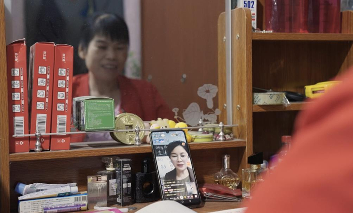 黄土娇在直播间里听金霞讲课。（受访者供图）