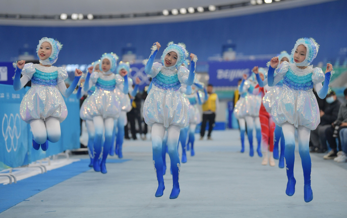 开幕式上，精彩纷呈的展示节目展现了府学胡同小学综合实践课程的教育成果，学校艺术社团学生在表演舞蹈《滑雪梦里有个她》。